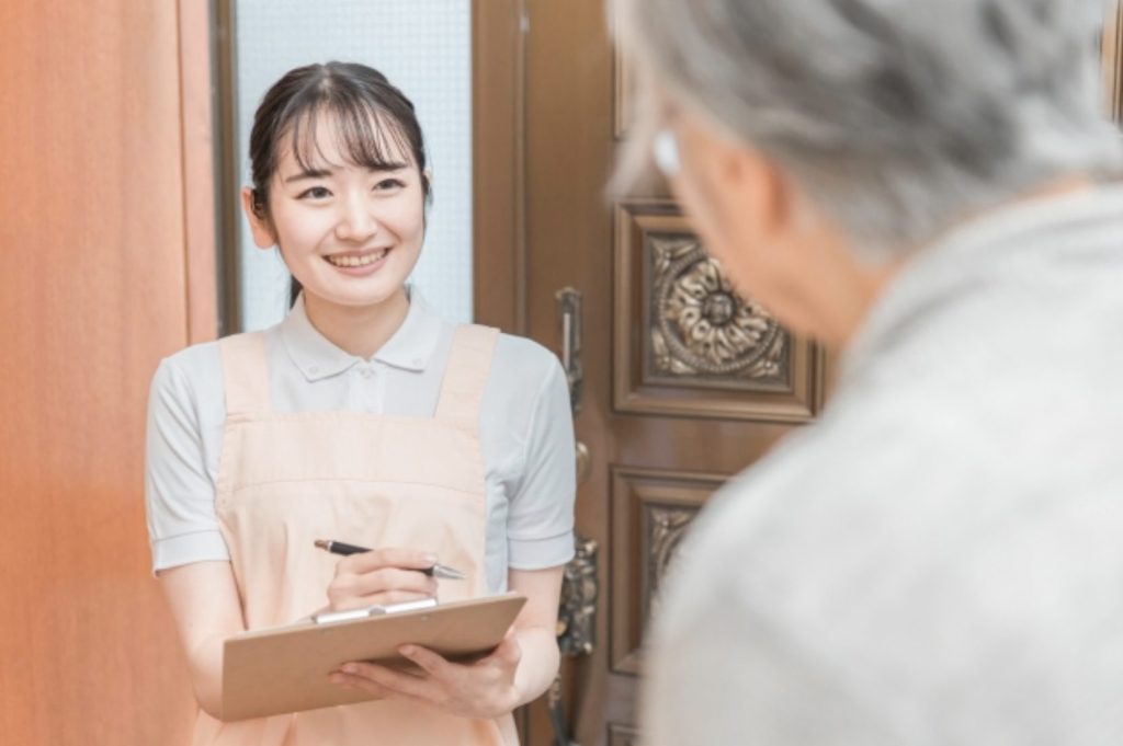 離れて暮らす高齢者の家族が心配……そんな時は見守りサービスを利用しよう