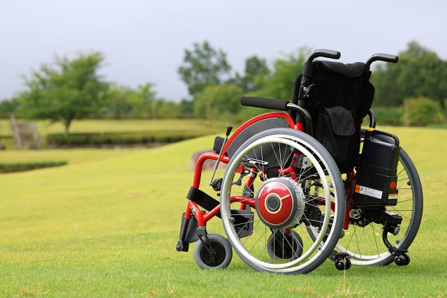 電動車いすの転倒防止を心がけて安全で快適な外出を楽しもう