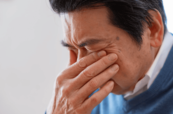 眠れない状態が続くと起こる高齢者への影響