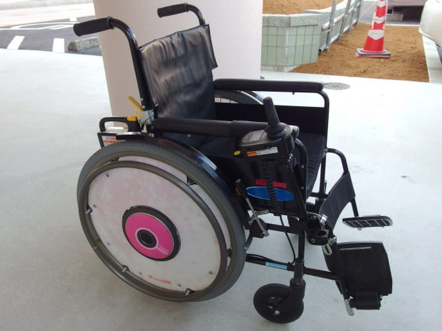 移動負担を軽減する車いすの選択肢｜電動車いす